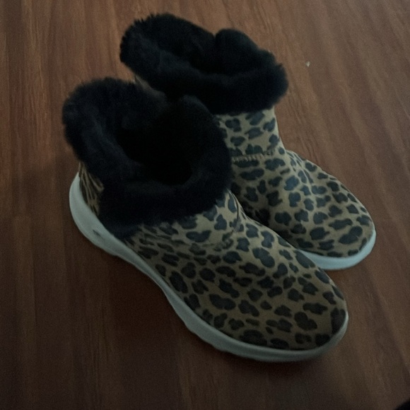 Skechers Memory Foam Cheetah Print Winter Booties - Picture 2 of 6